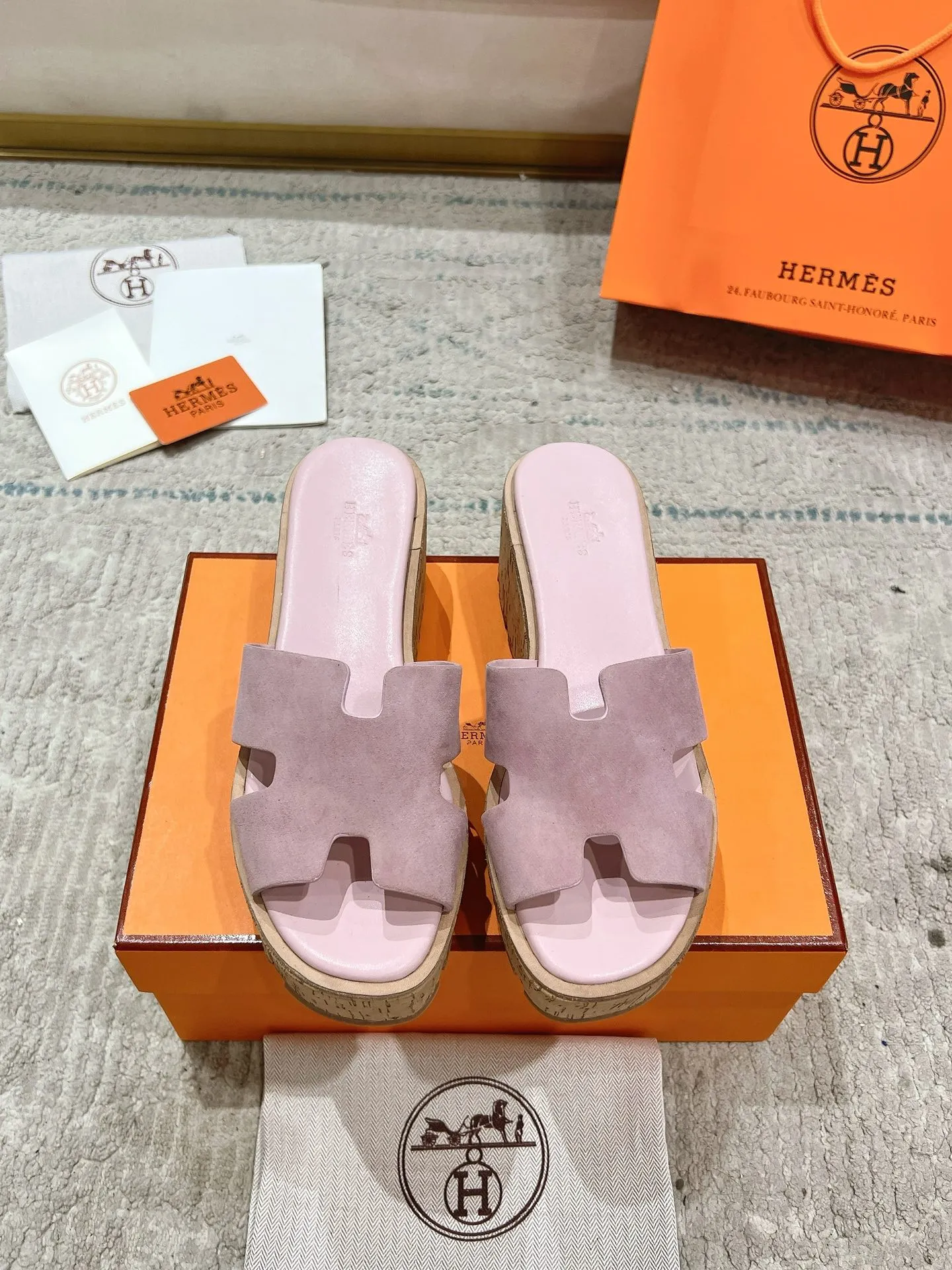 👟👟Ex-factory price 540👟👟 High version of the 2024 spring and summer new HERMES Hermès counter new style. The wedge-heeled Erjiu sandals and slippers, which have been extremely popular recently, are paired with various colorful socks. They are very trendy. Upper: cowhide. Outsole: technological imitation wood sole. Heel height: about 7cm. Size: Female 35-41 (40/41 non-refundable and non-exchangeable)